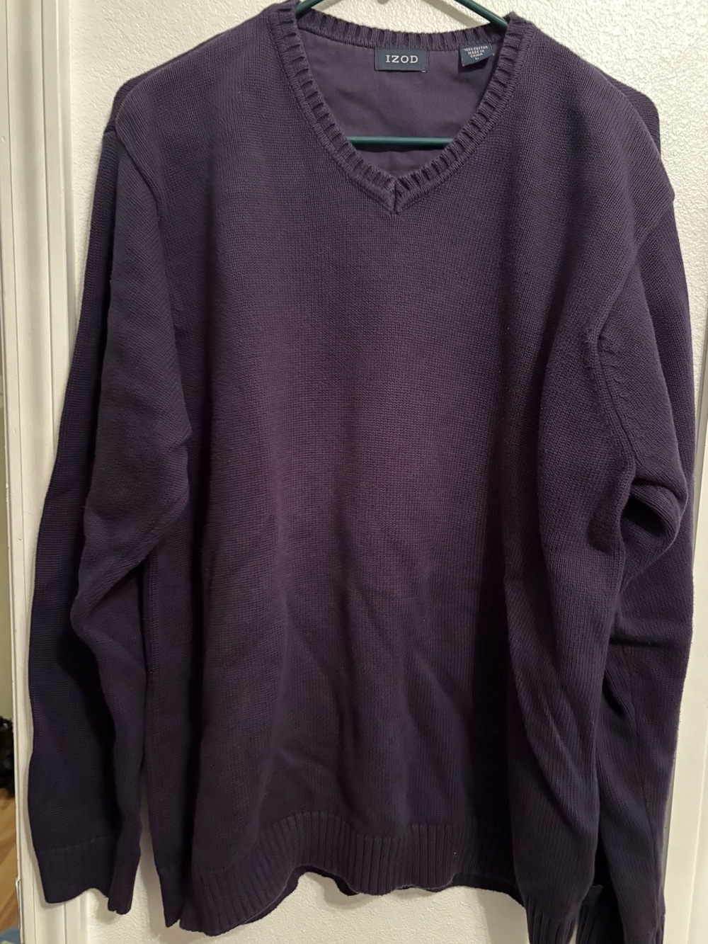 IZOD Men's V-Neck Sweater in navy blue L